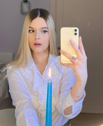 Моя миссия - принести волшебство и наслаждение в твою жизнь. 💫 Страсть, элегантность и интеллект - вот мои козыри. Позволь мне насладиться каждым мгновением рядом с тобой. 🌹 Предлагаю индивидуальный подход, стремлюсь понять твои желания и удовлетворить каждый из них. 💋
Я предоставляю широкий спектр услуг и гарантирую абсолютную конфиденциальность. Ты заслуживаешь только самое лучшее, и я готова доставить тебе это. 🔥
Обрати внимание на мои фото - они 100% реальные. А что говорят обо мне мои клиенты? Они в восторге от моей энергии, игривости и внимания к деталям. Доверься моим магическим рукам и увидишь, как мир Москвы станет ярче и более пленительным. 💫 Жду встречи с тобой, чтобы сделать каждый миг особенным! 😘 Поля