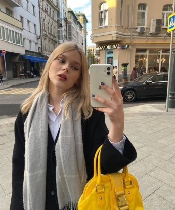Моя миссия - принести волшебство и наслаждение в твою жизнь. 💫 Страсть, элегантность и интеллект - вот мои козыри. Позволь мне насладиться каждым мгновением рядом с тобой. 🌹 Предлагаю индивидуальный подход, стремлюсь понять твои желания и удовлетворить каждый из них. 💋
Я предоставляю широкий спектр услуг и гарантирую абсолютную конфиденциальность. Ты заслуживаешь только самое лучшее, и я готова доставить тебе это. 🔥
Обрати внимание на мои фото - они 100% реальные. А что говорят обо мне мои клиенты? Они в восторге от моей энергии, игривости и внимания к деталям. Доверься моим магическим рукам и увидишь, как мир Москвы станет ярче и более пленительным. 💫 Жду встречи с тобой, чтобы сделать каждый миг особенным! 😘 Поля